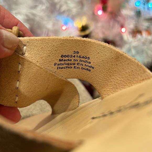 Leather light cream tan sandals with a tie that can be used to adjust width. - Picture 5 of 5